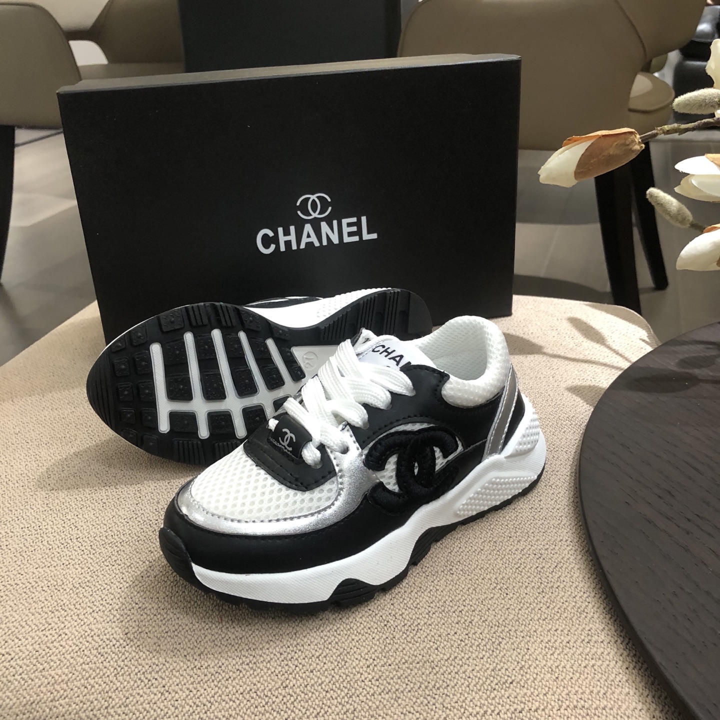 Children's shoes child